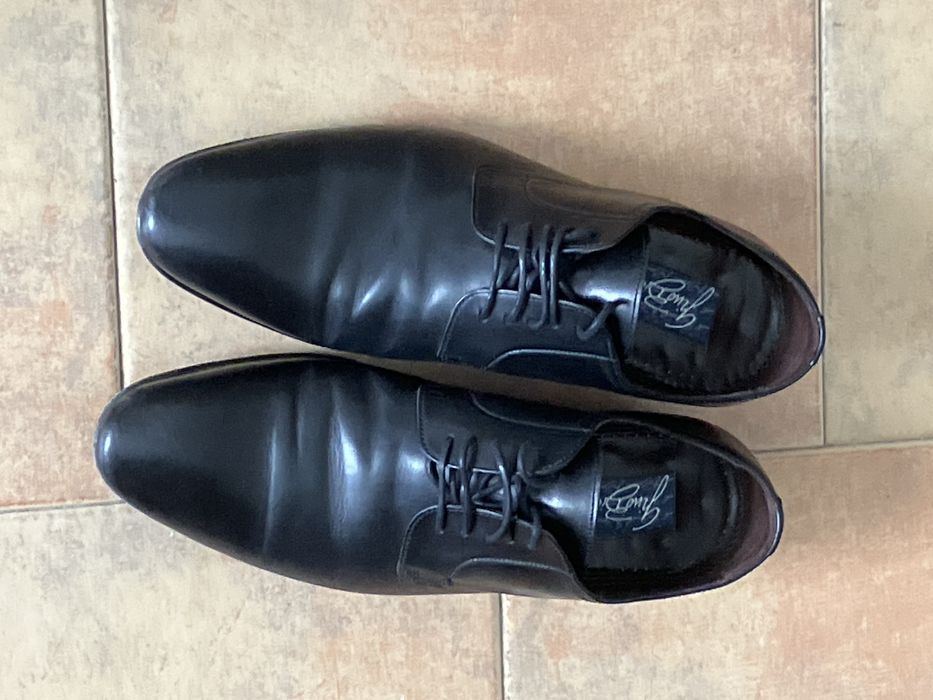 Sapatos em couro preto