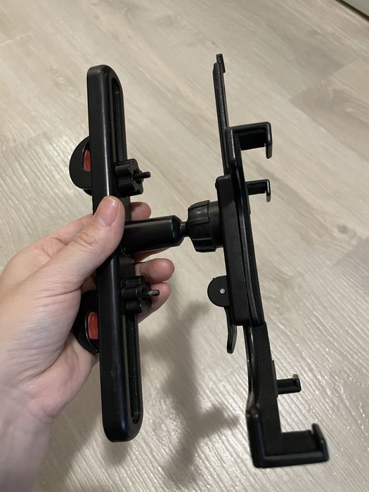 Автомобільний тримач для планшета