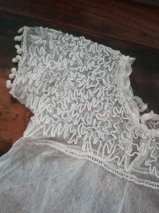 Vestidos de criança e babete muito antigos