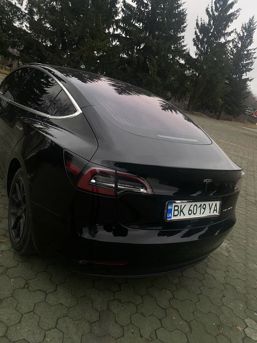 Продаж Tesla model 3