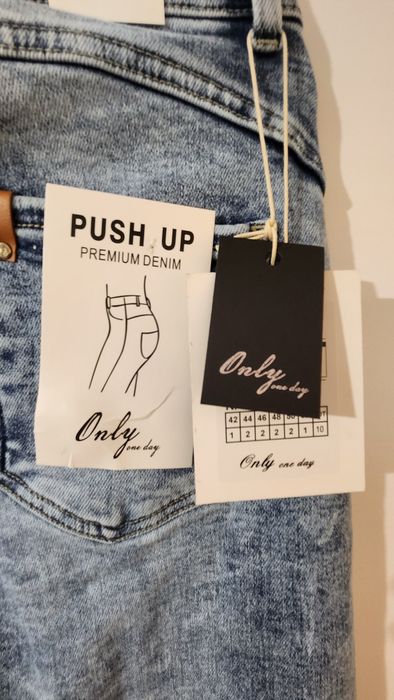 Świetne modne hitowe spodnie jeansy przecierane serduszka push up
