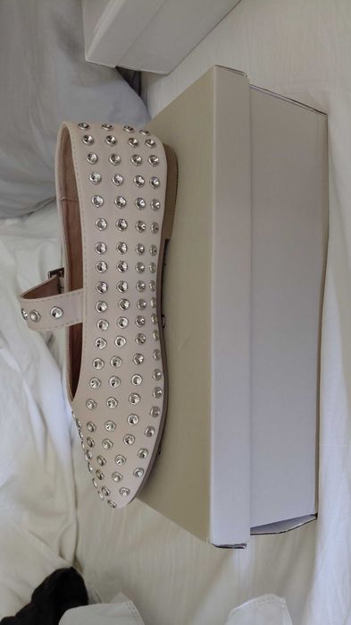 Sabrina beje com tachas