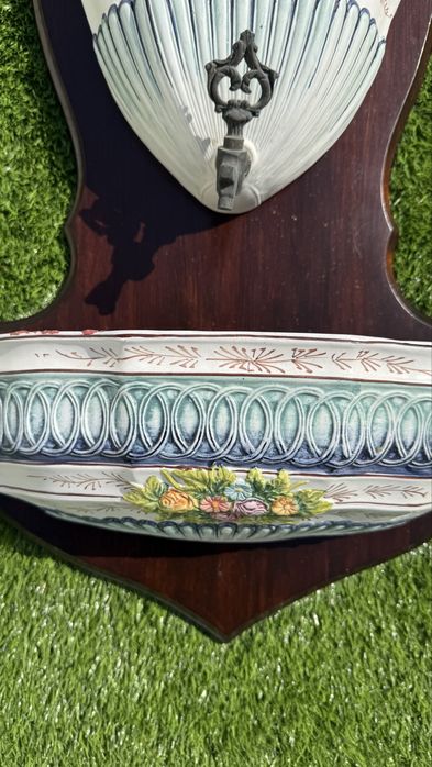 Fonte decorativa  antiga pintada a mão