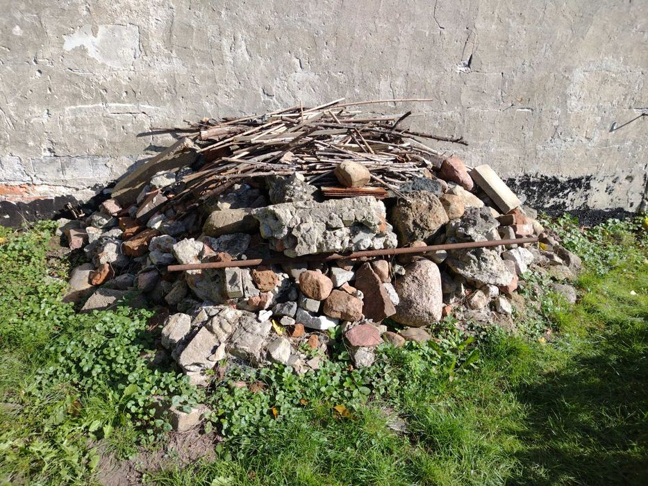 Oddam gruz betonowo-kamienno-ceglany