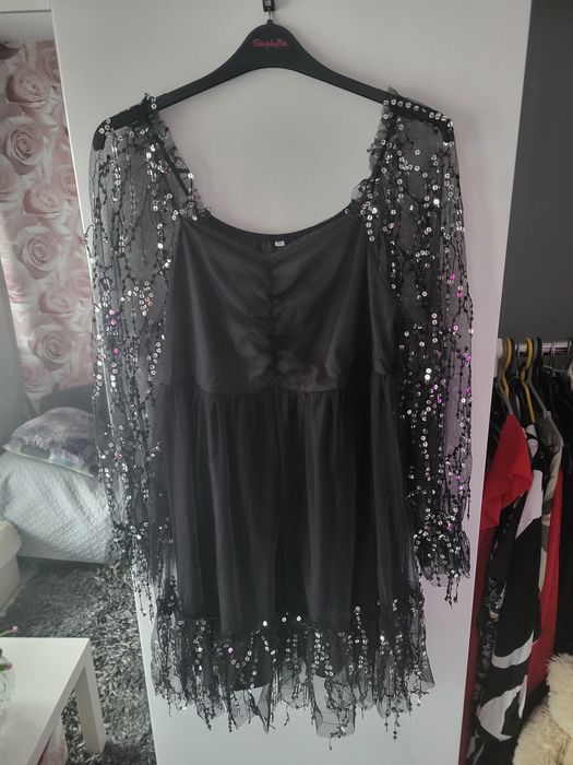 Czarna sukienka tiulowa ze srebrnymi cekinowymi frędzlami 42-44