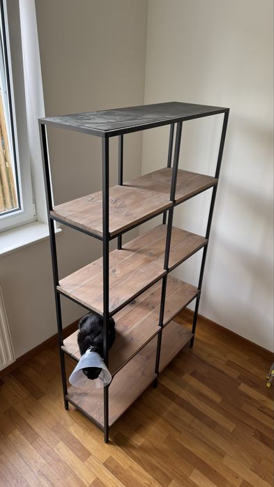 Regał IKEA VITTSJÖ z drewnianymi półkami – wersja custom