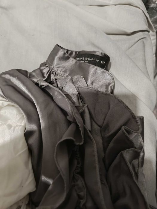 Conjunto de Bolsas, Calças e Camisas de Mulher