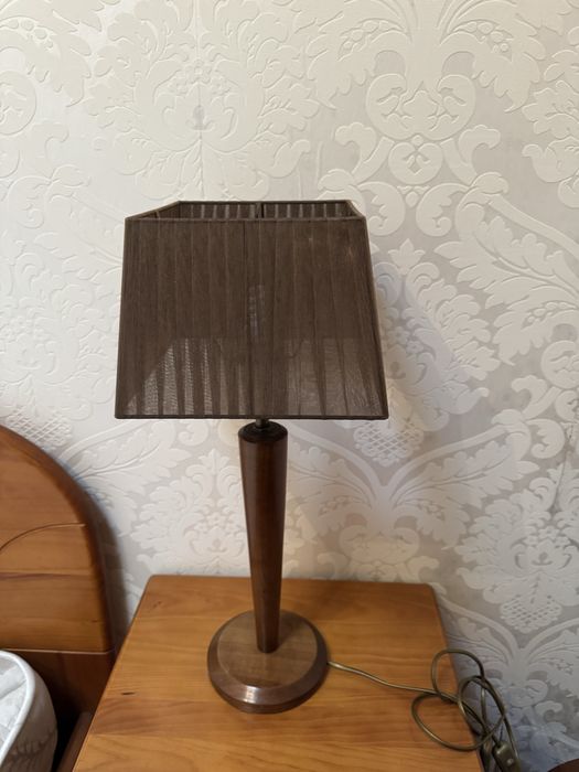 Candeeiro pe em madeiro