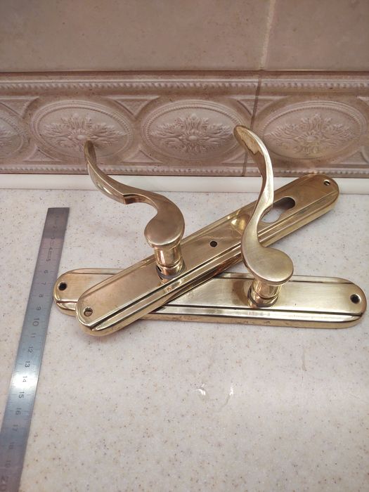 Ручки для мебели и дверей.