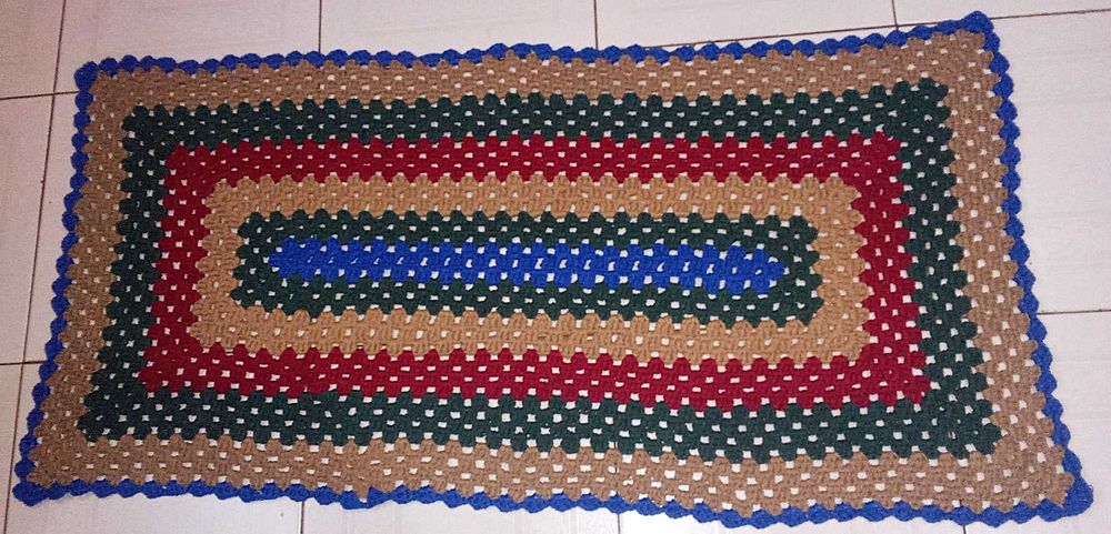 Tapete em crochê nas cores azul, verde, castanho e bordou feito à mão