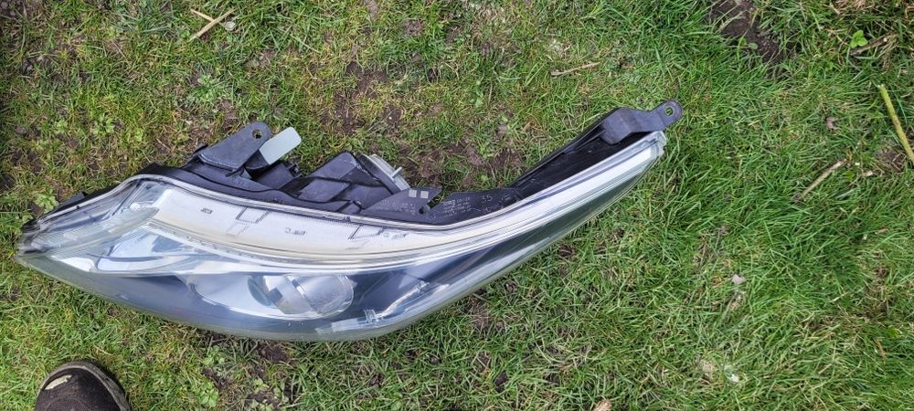 Lampa przód prawa lewa avensis t27 polift