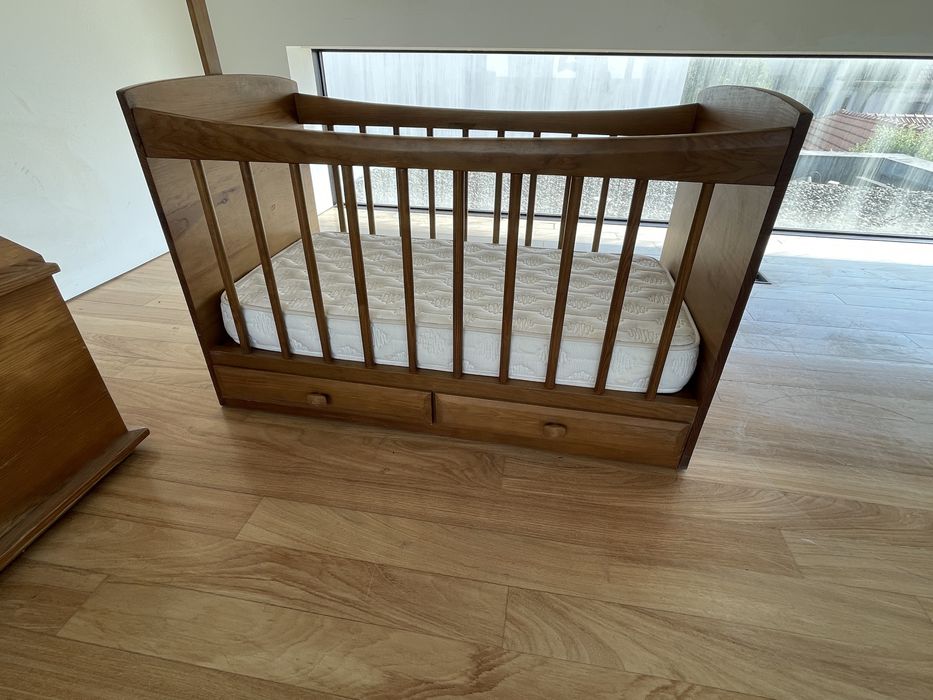 Cama de Bebé com Baú de Brinquedos