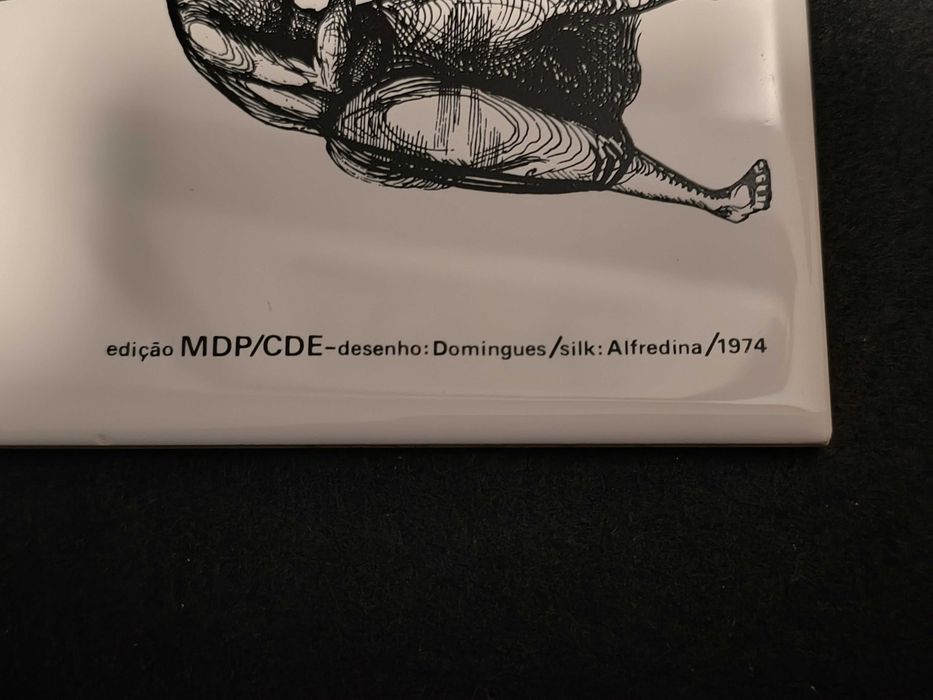 Azulejo edição MDP/CDE com desenho de António Pimentel Domingues, 1974