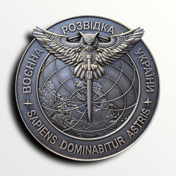 Деревʼяна емблема-шеврон «Головне управління розвідки»