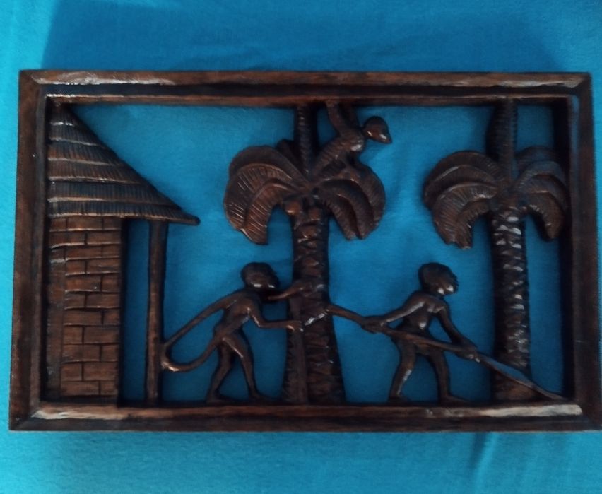 Quadro esculpido em madeira. Artesanato africano