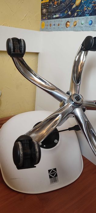 Крісло офісне, комп'ютерне Bonro B-881 біле з чорним сидінням