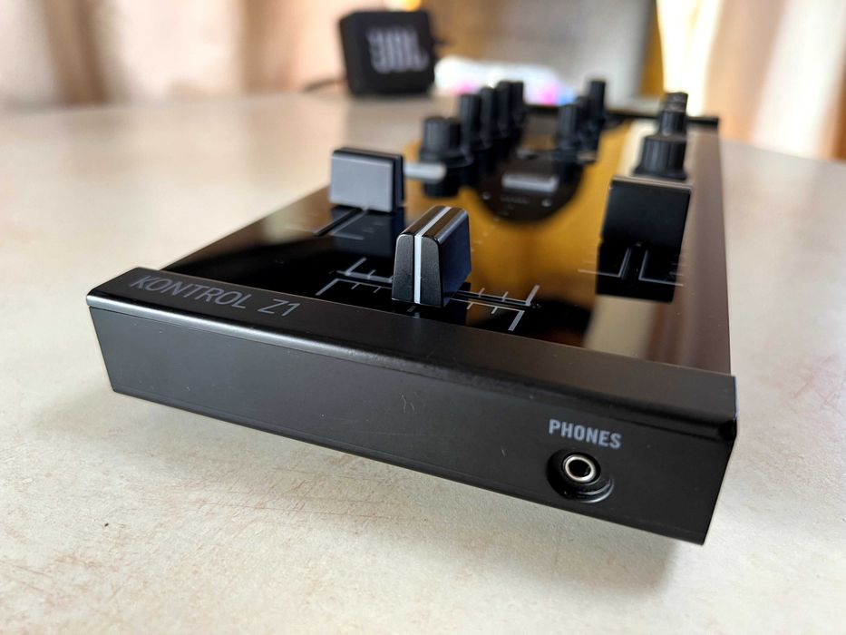 Traktor Kontrol Z1 DJ Mixer (iPad & PC/Mac) + Box & Power Supply and USB Cable (I speak English)