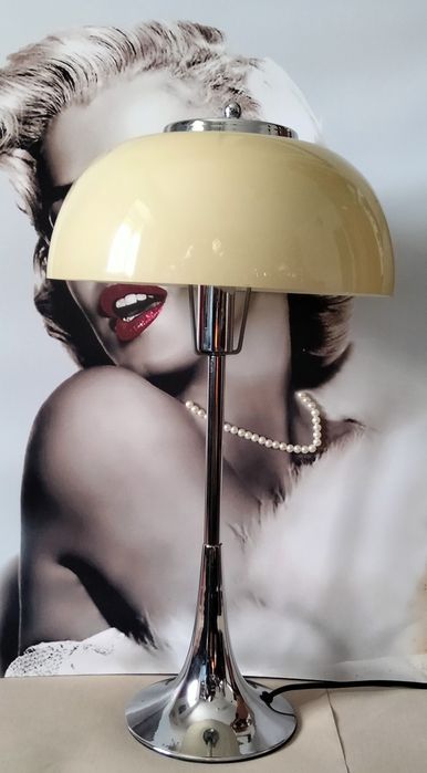 Candeeiro de mesa com vidro opalino