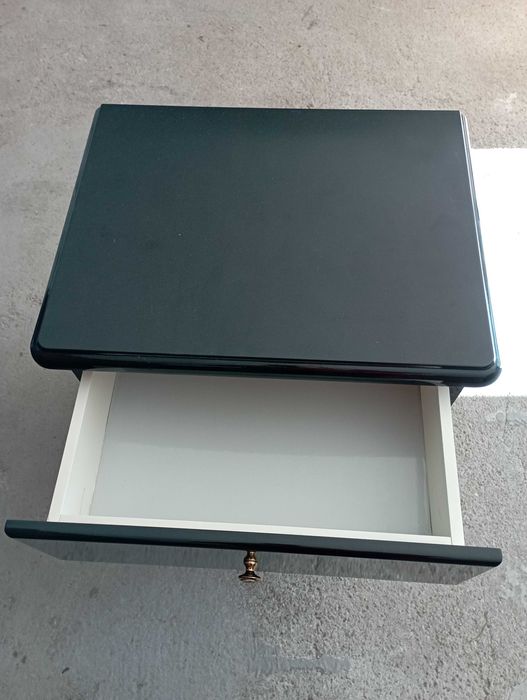 Cama pintada de preto, com 1 camiseiro pequeno 3gav.1 alto 5 gavetas