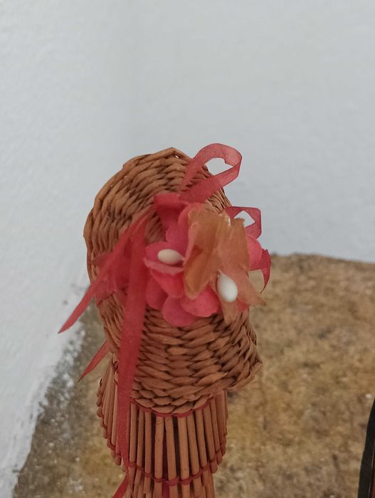 Bonecos feitos de palha trançada