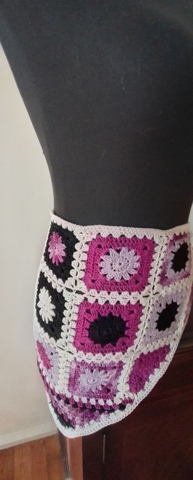Lenço ou Bandana de crochê de várias cores.