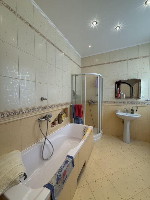 Продається просторий будинок