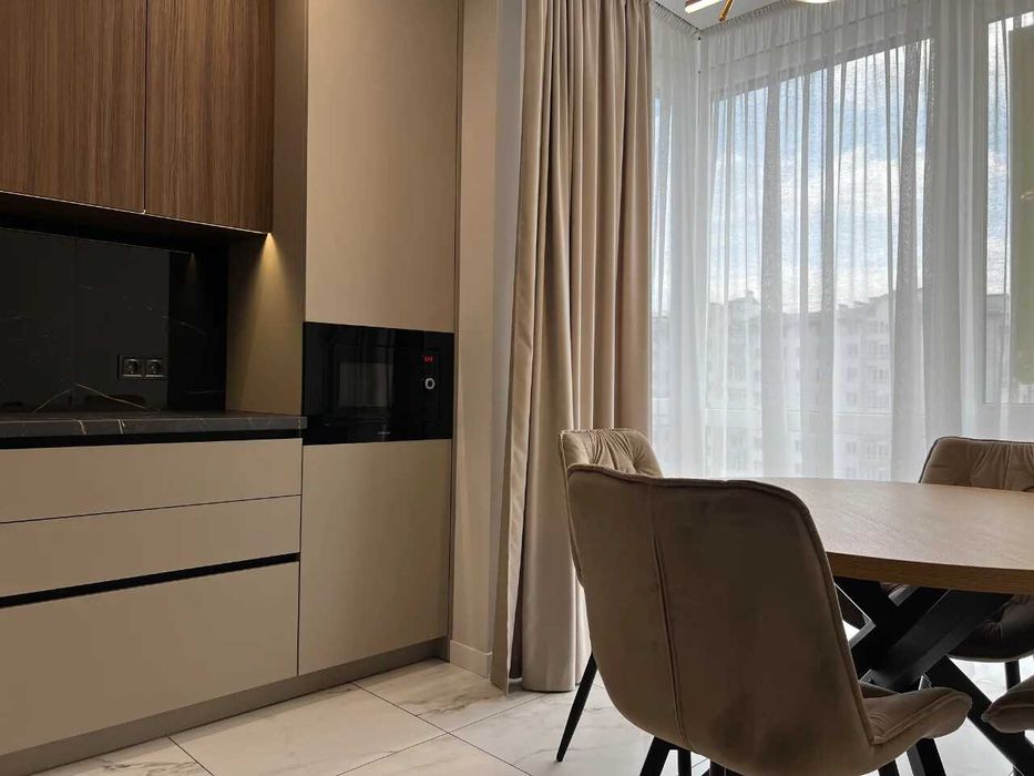 Укомплектована двокімнатна з видом на гори