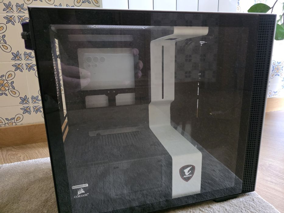 Caixa NZXT H210i Mini-ITX