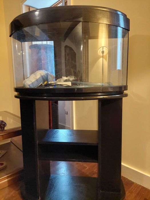 Aquário com volume de 90l e móvel