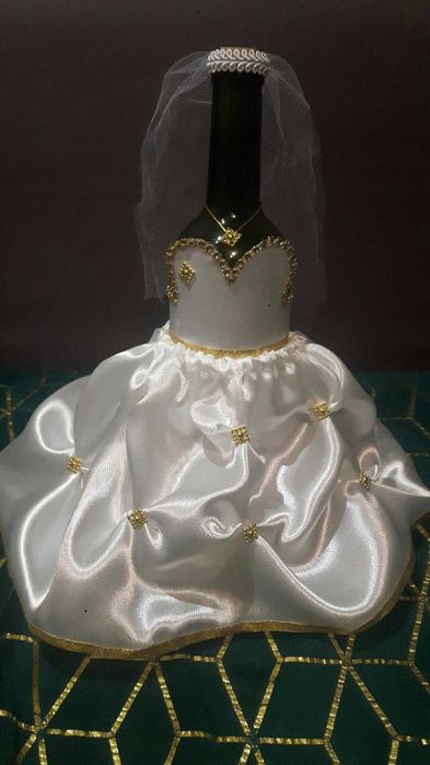 Suknia i garnitur na butelke