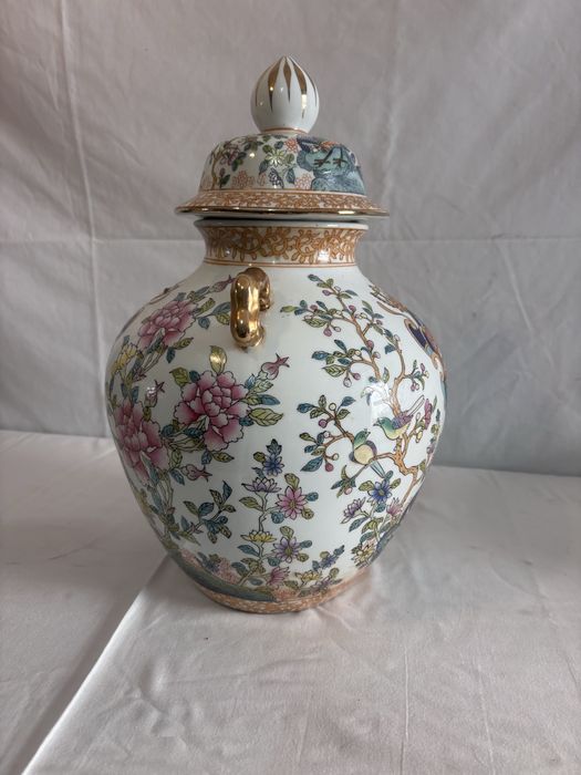 Marca Qianlong  Pote porcelana chinesa do Século XIX, com as armas Dom João V Marca Qianlong