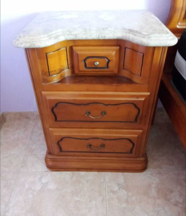 Mobília de quarto (de castanho) e colchão em bom estado de conservação