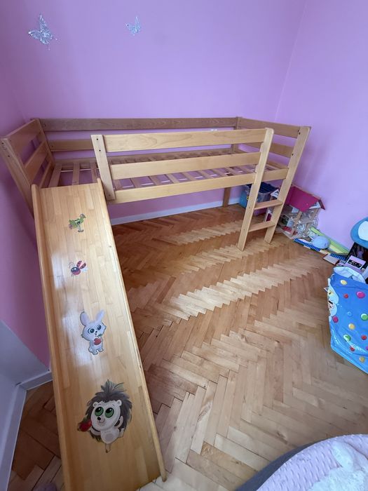 Drewniane łóżko dziecięce 90 × 200 cm ze zjeżdżalnią i drabinką