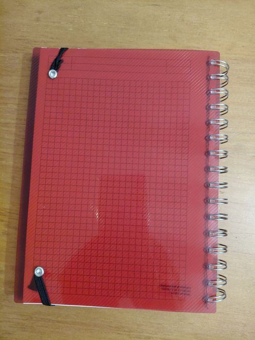 Caderno novo com capa vermelha