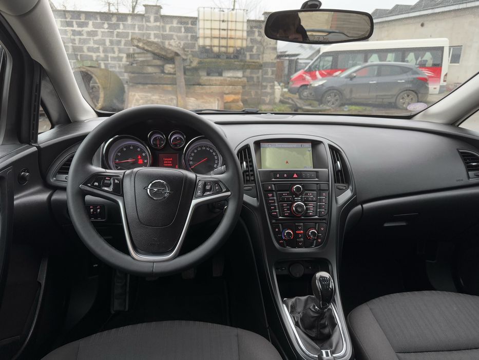 OPEL ASTRA J  2011 рік