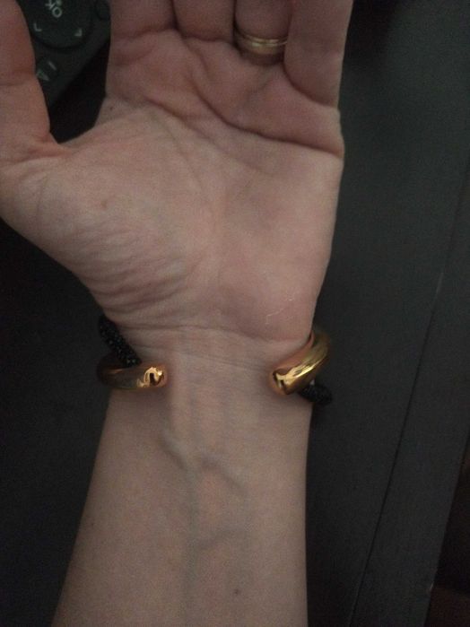 Vendo pulseira preta e dourada