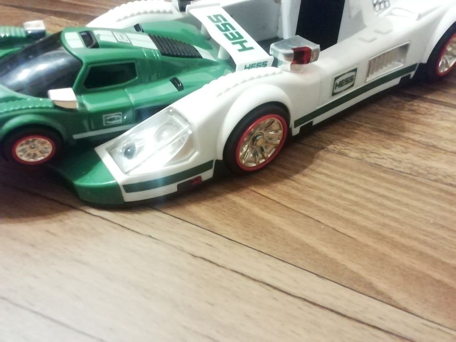 Дві спортивні машинки