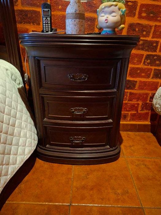 Cama, cómoda , mesas de cabeceira tudo em mogno 270€