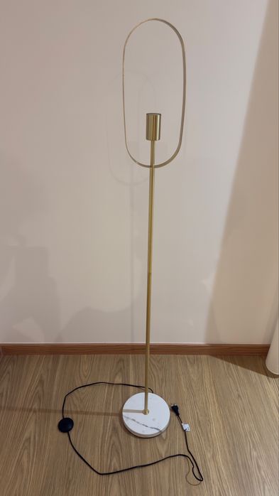 Candeeiro de pé dourado