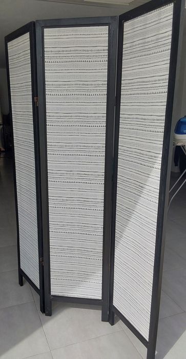 Biombo de tres painéis em madeira e tecido.