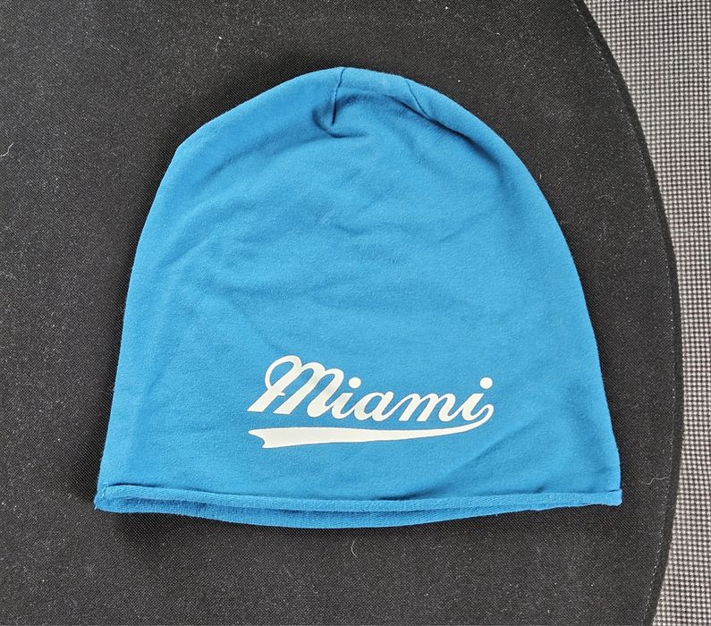 Niebieska Czapka z Białym Napisem