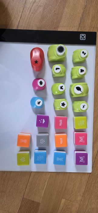 Zestaw dziurkaczy ozdobnych i pieczątek