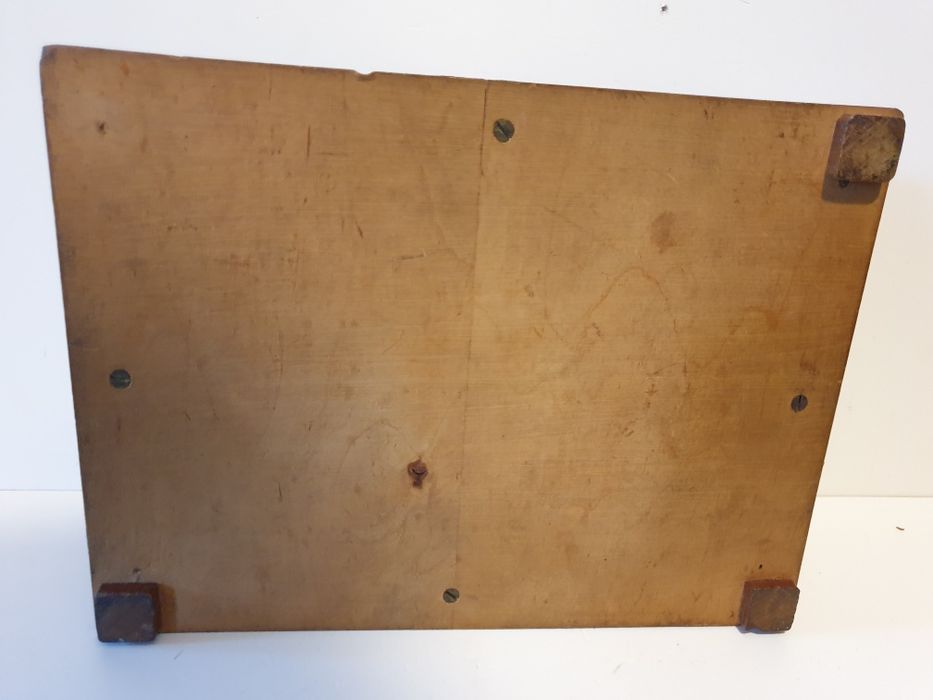 Antiga caixa de costura suíça em madeira com embutidos