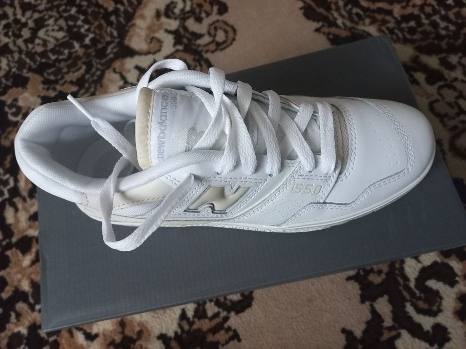 Білі кросівки New Balance