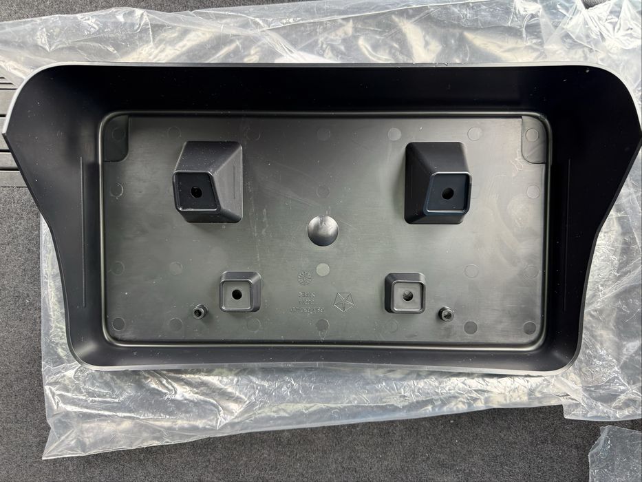 Подіум номерного знаку Dodge Challenger