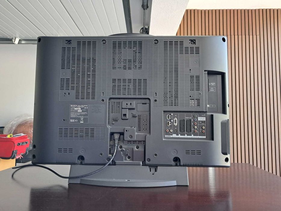 TV Sony Bravia com estante e suporte