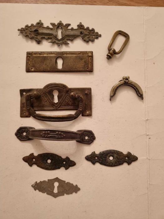 Stare okucia meblowe