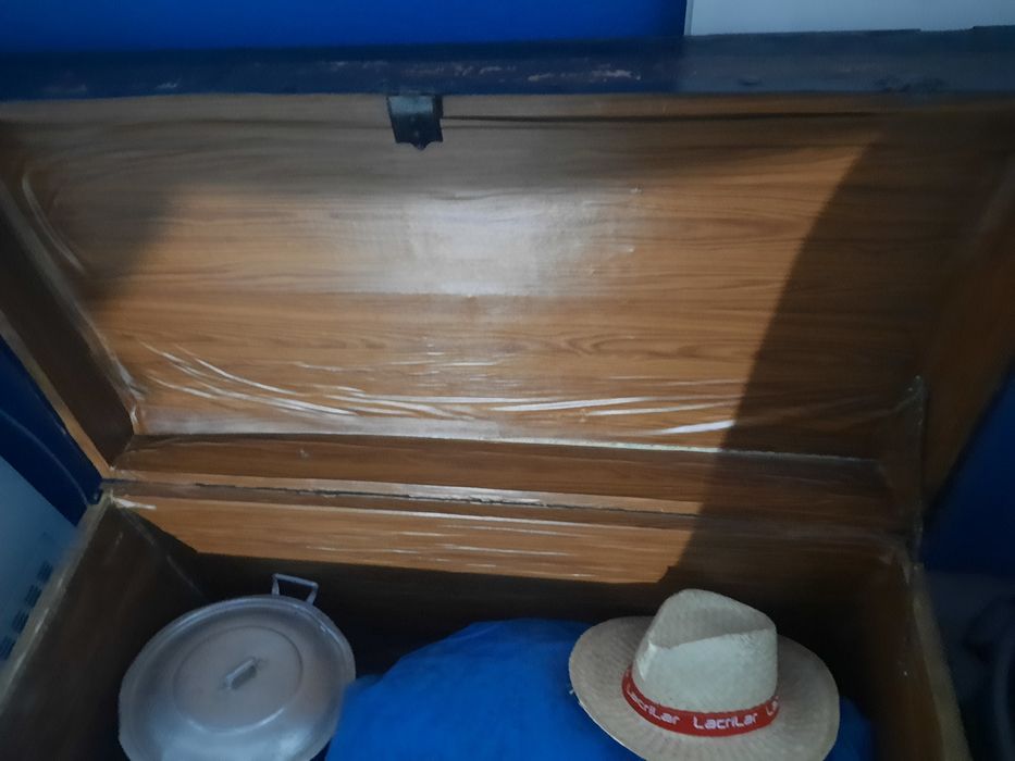 Arca antiga de madeira.