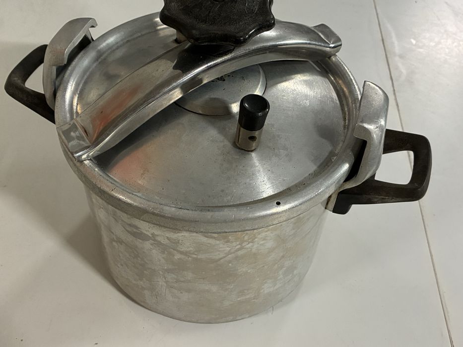 Panela de pressão grande