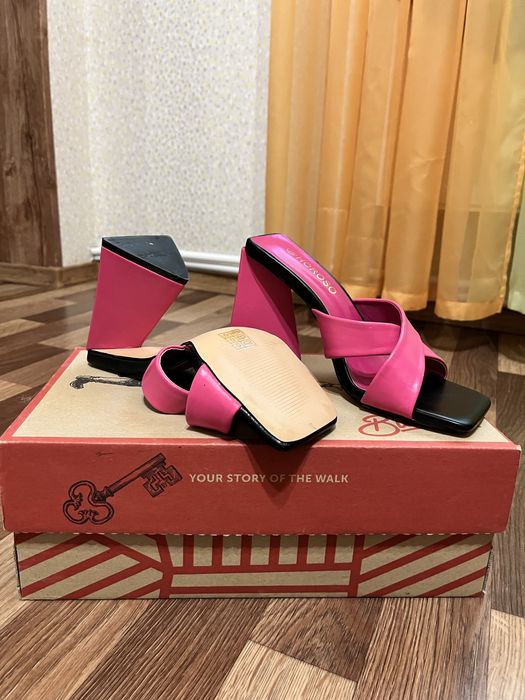 Рожеві босоніжки на каблуку, розмір 38, елегантні та зручні для свят